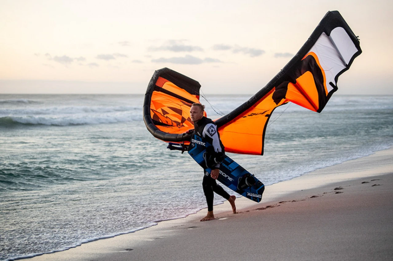 Ozone Amp V1 Kiteboard Kite - Image 3